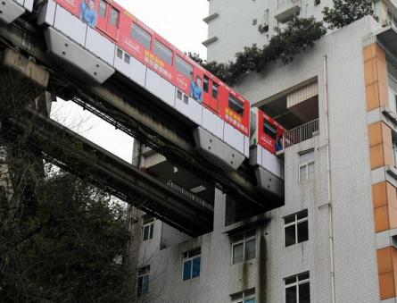 A kínai építészet csodája – egysínű vasút egy lakóépületen keresztül Chongqingban
