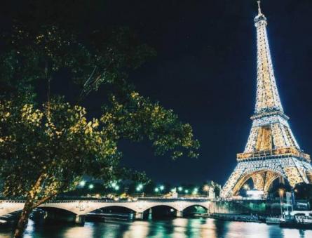 Menara Eiffel (Paris) - simbol Perancis