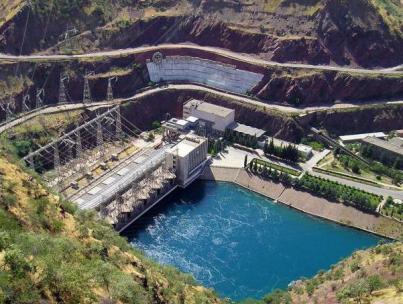 Největší betonová přehrada na světě je přehrada Tři soutěsky.